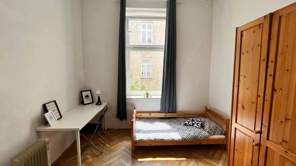 Nice Bedroom Near The Bus And Train Station Krakow Exterior photo