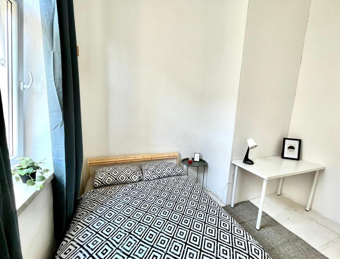 Nice Bedroom Near The Bus And Train Station Krakow Exterior photo